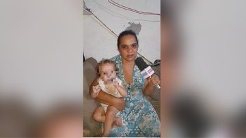 Ivanice é mãe de quatro filhos e passa por dificuldades em Ubatuba (SP) Após cirurgia na vesícula, mulher pede ajuda em Ubatuba (SP) mulher com filha de um ano no colo - Foto: Reprodução | Repórter do Povo Ubatuba