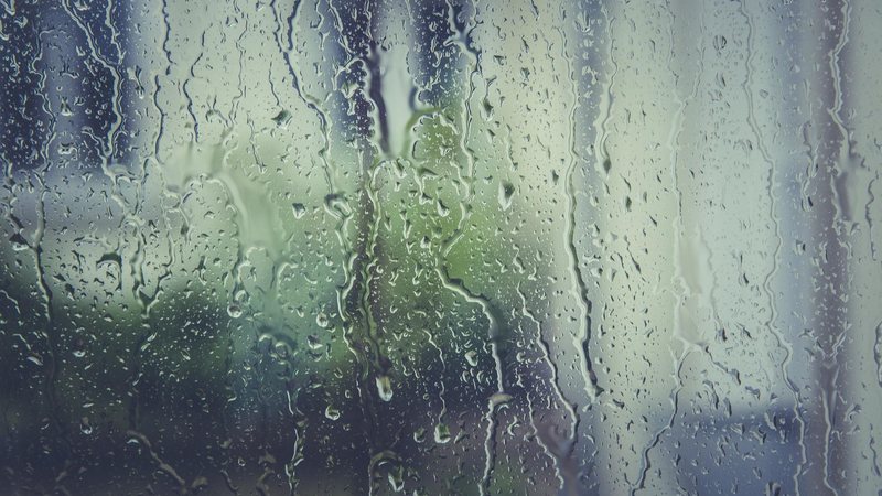 Chuva chegou antes do previsto e trouxe muito vento, raios e grande volume de água Vídeos mostram transtornos na Baixada Santista devido às fortes chuvas Vidraça molhada de chuva - Pixabay