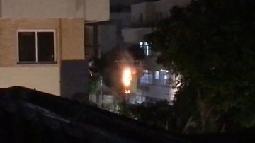 Transformador pega fogo e assusta moradores de Santos - Reprodução/Web