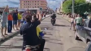 Em 2020 o presidente também cometeu uma infração ao andar de moto sem que o capacete estivesse preso ao seu pescoço Jair Bolsonaro no Ceará Jair Bolsonaro na garupa de uma motocicleta - Reprodução