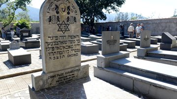 Local é o primeiro cemitério israelita do país a ser considerado patrimônio histórico Exploração sexual e tráfico de mulheres: a triste e misteriosa história por trás do cemitério Israel Túmulos do cemitério israelita - Divulgação Chevra Kadisha