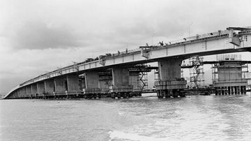 Construção da Ponte do Mar Pequeno Imagens da Ponte do Mar Pequeno feitas por drone são de tirar o fôlego Foto em preto e branco da construção da Ponte do Mar Pequeno - Secretaria de Transportes do Estado de São Paulo/Dersa