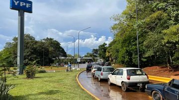 Depois do aumento da gasolina em 18,8% motoristas recorreram aos países que fazem fronteira com o Brasil como Argentina e Paraguai Argentina - Reprodução/RPC Foz do Iguaçu