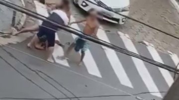 Um dos homens chuta a cabeça do adolescente, mesmo com ele contido Vídeo mostra menor agredido até desmaiar por suspeita de roubo de celular em Praia Grande (SP) - Imagem: Reprodução