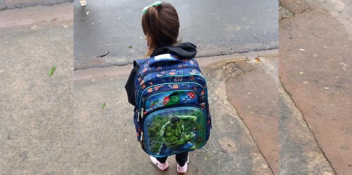 Menina pede mochila do hulk e mãe desabafa após “olhar julgador” na escola Menina mochila do hulk - Reprodução arquivo pessoal