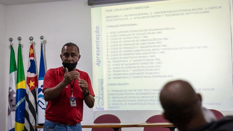 Os interessados podem se inscrever para próxima turma entrando em contato com o Instituto Campb Curso de bombeiro em Bertioga Bombeiro dando aula - Divulgação