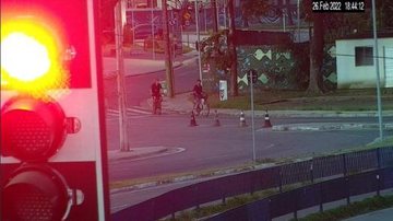 As câmeras de monitoramento do Centro de Controle Operacional (CCO) acompanharam a movimentação da dupla Assaltantes tentam fugir pela balsa de Santos Dupla indo de bicicleta sentido balsa - Divulgação/Prefeitura de Santos