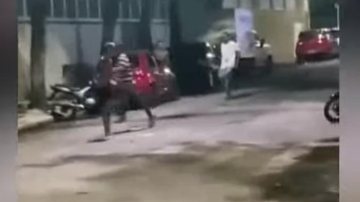 Vítimas foram socorridas, levadas ao pronto-socorro e passam bem Três pessoas são agredidas com golpes de facão, em Guarujá Grupo de jovens correndo do agressor - Reprodução