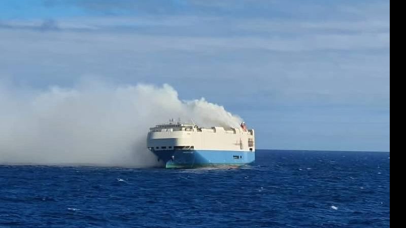 Porsche informou que estima que cerca de 1.100 de seus veículos estavam entre os que estavam a bordo Navio carregado de porsches e lamborguinis é consumido pelas chamas Navio pegando fogo - Marinha Portuguesa