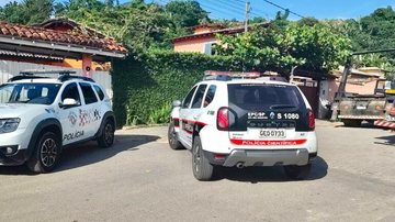 Acidente ocorreu no bairro Água Branca em Ilhabela (SP) Criança morre atropelada por caminhão em Ilhabela viaturas policiais - Foto: Tribuna do Povo Ilhabela