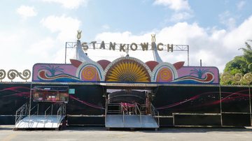 De acordo com a organização do evento, aos finais de semana e feriados, as sessões acontecem às 18 horas e às 20h30 Circo Stankowich Fachada do Circo Stankowich - Divulgação