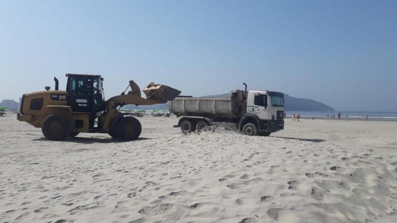 A transferência de areia, realizada há mais de nove anos em Santos Areia da praia de Santos Caminhão basculante sendo carregado de areia - Divulgação/Prefeitura de Santos