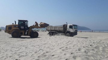 A transferência de areia, realizada há mais de nove anos em Santos Areia da praia de Santos Caminhão basculante sendo carregado de areia - Divulgação/Prefeitura de Santos