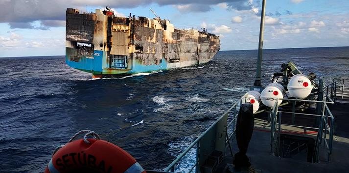 Navio com mais de 3,9 mil carros de luxo submerge dias após incêndio Navio - Reprodução Marinha Portuguesa
