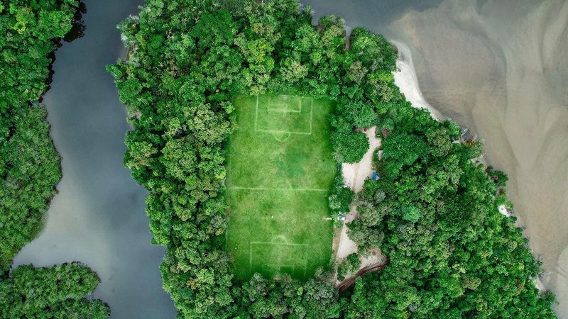 Campo de futebol às margens do rio, na praia do Puruba, em Ubatuba Campo de futebol cercado por rio encanta ‘boleiros’ em Ubatuba (SP) - Foto: Bruno Amir Imagens
