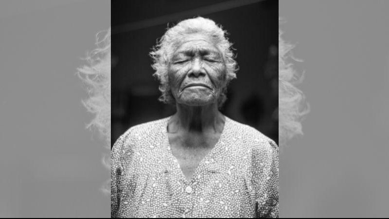 Situação perdurava desde a década de 1970 Mulher viveu 50 anos em condições análogas à escravidão em plena Santos Mulher idosa de olhos fechados em p&b, imagem ilustrativa apenas - Imagem ilustrativa/Unsplash