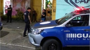 Objetos foram devolvidos aos donos por autoridades de Santos (SP) Invasão de loja Carro da Guarda Civil Municipal e autoridade entrando no estabelecimento comercial - Divulgação