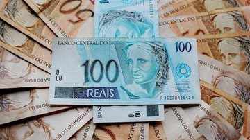Cada um dos apostadores vai embolsar R$94,6 milhões Aposta de Mongaguá leva mais de R$ 94 milhões na Mega-Sena Notas de 50 Reais e notas de 100 Reais em destaque - Pixabay
