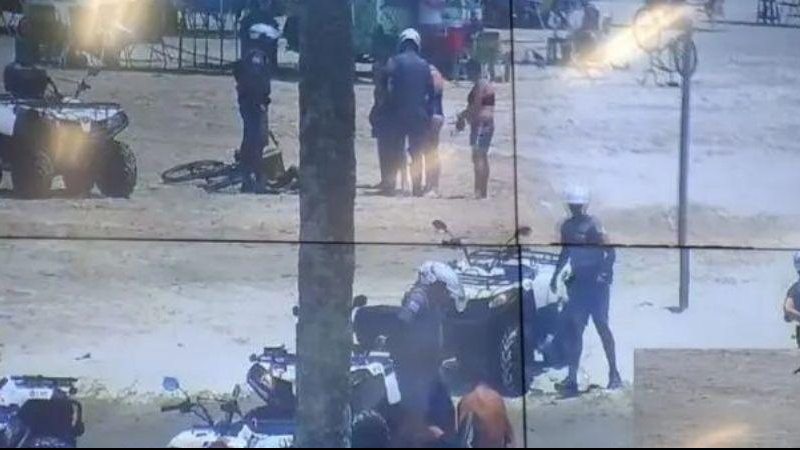 Com auxílio das câmeras de segurança, policiais militares flagraram os crimes e comunicaram os agentes que faziam patrulha na orla Indivíduos são presos roubando celulares na orla de Praia Grande Policiais em operação na orla da praia - Reprodução