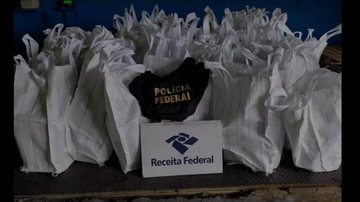Carregamento de cocaína apreendido. Polícia Federal investiga Santos / Porto de Santos - Fisco descobre uma tonelada de cocaína escondida em carga de café no Porto de Santos Vários sacos de cocaína - Imagem: Divulgação / Receita Federal
