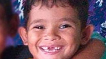 Júlio Henrique estava desaparecido desde quarta-feira (16), quando saiu para brincar com três garotos de 9, 11 e 12 anos Três crianças espancam e matam menino de 5 anos de idade Julio sorrindo em foto antes de crime - Reprodução