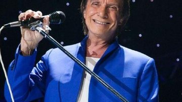 Roberto Carlos cantou primeiro a música Cavalgada e depois Como é Grande o Meu Amor por Você Cantor Roberto Carlos Roberto Carlos com microfone na mão - Caio Girardi/Reprodução