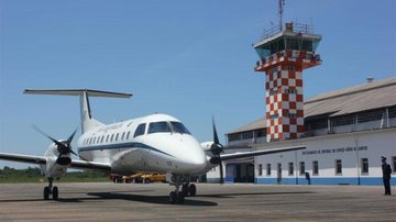 Aeródromo poderá receber voos comerciais regulares após homologação da Agência Nacional de Aviação Civil (Anac) Após obras, Aeroporto de Guarujá poderá receber voos comerciais Avião de pequeno porte taxiando no Aeroporto de Guarujá - Prefeitura de Guarujá