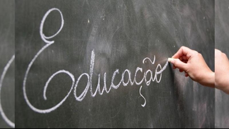 Professora percorria quase duas horas para chegar no antigo trabalho; uma nova jornada começa em bairro mais próximo Lousa Palavra educação escrita em uma lousa escolar - Divulgação