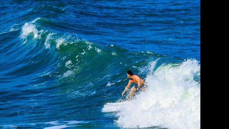 Campeonato será em frente ao quiosque ‘Marllon Lanches’ na Avenida Ayrton Senna, das 8h às 16h Surf Pessoa surfando em mar azul - Imagem ilustrativa