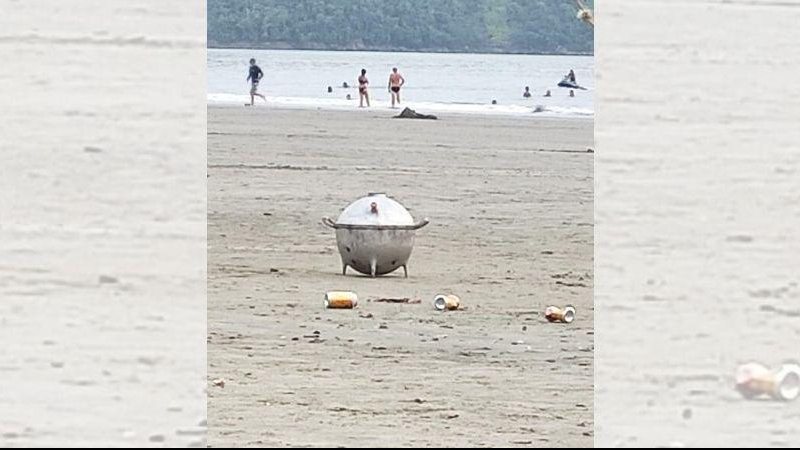 "Disco voador" foi visto na praia de Ubatumirim “OVNI” é flagrado em praia de Ubatuba e internautas não perdoam Churrasqueira redonda com formato que lembra um OVNI em praia de Ubatuba - Reprodução/ Silvio Sanches