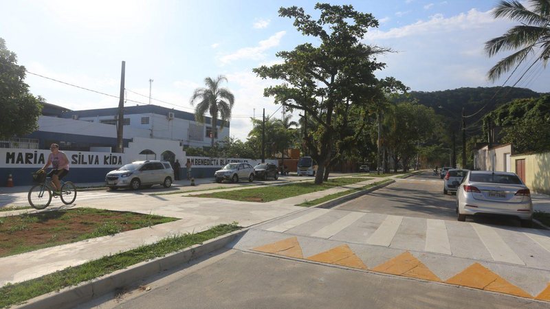 Drenagem, novas guias e sarjetas, pavimentação e sinalização viária estão entre as melhorias, anunciou gestão municipal Guarujá remodela uma centena de ruas Rua - Imagem: Divulgação / Prefeitura de Guarujá