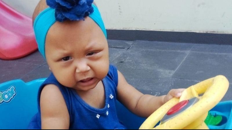 Aos cinco meses de vida bebê foi diagnosticado com neuroblastoma Bebê de um ano luta contra o câncer e mãe pede ajuda para continuar o tratamento Foto da Anna Laura - Reprodução Facebook