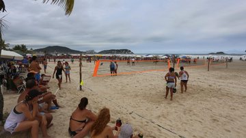 Vagas são limitadas, e os atletas interessados devem entrar em contato através do e-mail beachtennisguaruja@gmail.com Guarujá Open Beach Tennis está com inscrições abertas Duplas jogando e pessoas assistindo - Divulgação