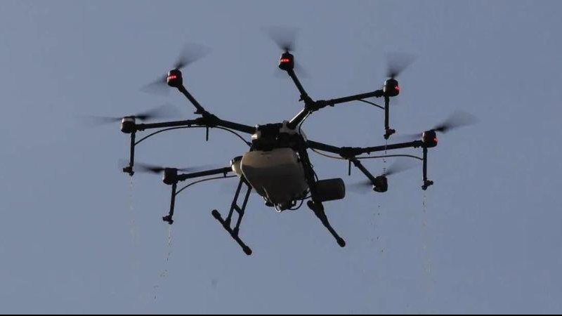 Drone agrícola foi utlizado para o ataque com material fétido Vídeo mostra momento em que drone atira fezes e urina em apoiadores de Lula Drone agrícola - Reprodução/O Tempo