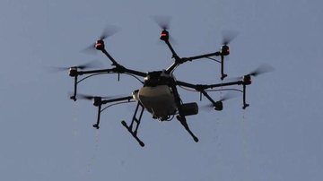 Drone agrícola foi utlizado para o ataque com material fétido Vídeo mostra momento em que drone atira fezes e urina em apoiadores de Lula Drone agrícola - Reprodução/O Tempo