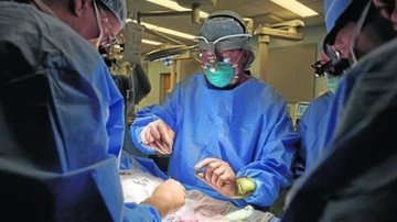 Caso é uma difalia e foi identificado pela primeira vez em 1.069 Bebê com dois pênis Médicos em sala de operação - Divulgação