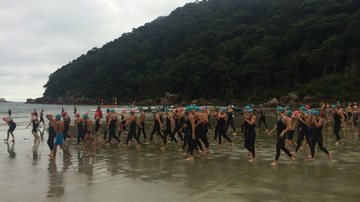 Atletas vão disputar em duas modalidades Guarujá sedia maratona aquática neste domingo Nadadores em praia - Imagem: Divulgação / Prefeitura de Guarujá
