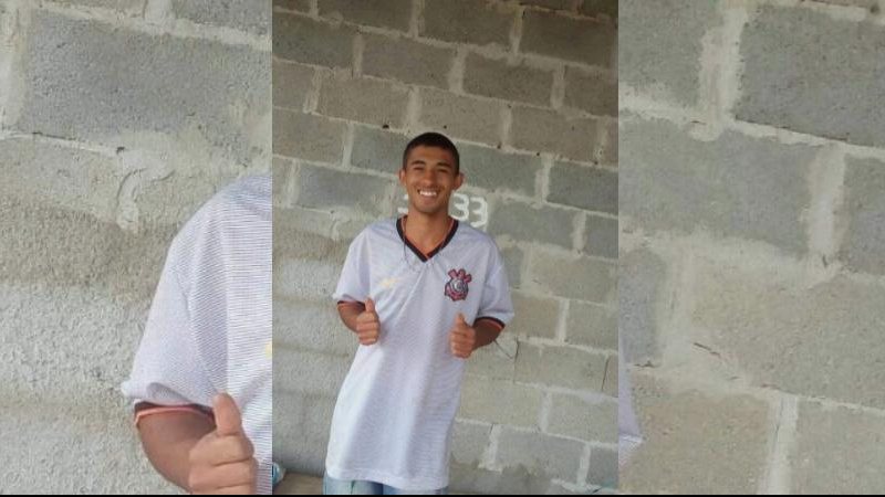 Jovem desapareceu quando tinha 19 anos; família segue à sua procura Jovem desaparecido Jovem sorrindo para a foto com a camiseta do Corinthians - Arquivo Pessoal