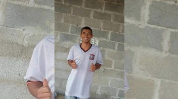Jovem desapareceu quando tinha 19 anos; família segue à sua procura Jovem desaparecido Jovem sorrindo para a foto com a camiseta do Corinthians - Arquivo Pessoal