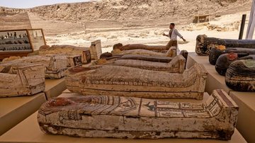 Sarcófagos serão encaminhados para um novo museu no país previsto para ser concluído este ano Egito Sarcófagos encontrados no Egito e ao fundo um homem andando - Divulgação
