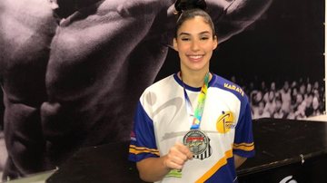 Carateca Raphaella Arias, com sua prata Atletas de Santos conquistam medalhas em copa internacional Atleta sorridente com medalha - Imagem: Divulgação
