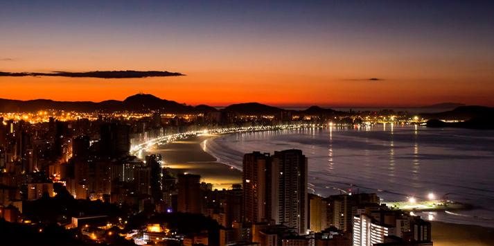 Mesmo em dias de friozinho você pode curtir os dias e as noites santistas de uma forma bem divertida Santos cidade Imagem aérea de Santos ao por do sol - Getty Images