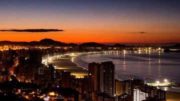 Mesmo em dias de friozinho você pode curtir os dias e as noites santistas de uma forma bem divertida Santos cidade Imagem aérea de Santos ao por do sol - Getty Images