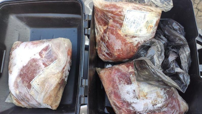 Três pacotes de carne furtados da escola em São Vicente Carne furtada Três pacotes de carne - Divulgação
