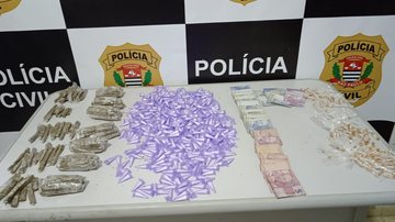 Ao ser indagado, o homem confessou o crime aos policiais Dinheiro e drogas Dinheiro e drogas na mesa da Polícia Civil - Divulgação