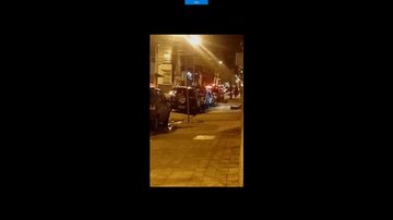 Trecho de vídeo gravado por testemunha. Ao fundo, à direita, vê-se o morador de rua morto Sem socorro, morador de rua agoniza e morre em calçada de São Vicente (SP) Rua escura, Ao fundo, à direita, vê-se o morador de rua morto - Imagem: Reprodução / marcelorickyoficial@Instagram