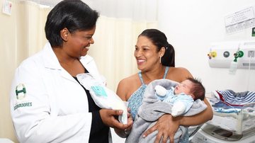 Prefeitura de Santos atribui queda à políticas públicas de Saúde implantadas na última década. Mortalidade infantil cai em Santos (SP) Mulher com bebê em consulta médica - Imagem: Divulgação / Prefeitura de Santos