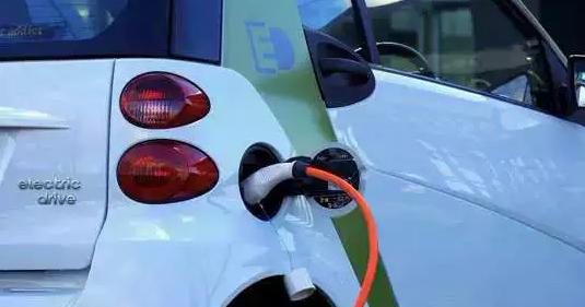 Novo programa prevê corte na emissão de gases geradores de efeito estufa com a redução de veículos movidos a gasolina e diesel Carro sustentável Veículo abastecendo - Divulgação