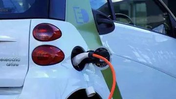 Novo programa prevê corte na emissão de gases geradores de efeito estufa com a redução de veículos movidos a gasolina e diesel Carro sustentável Veículo abastecendo - Divulgação
