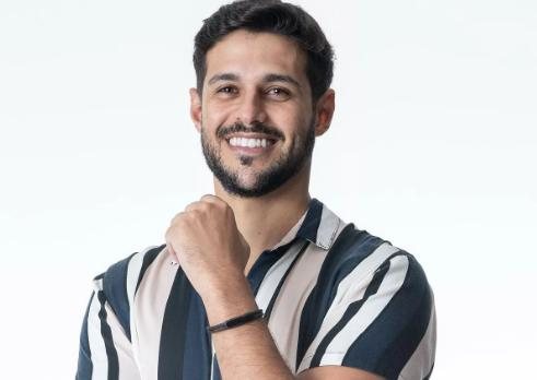 Rodrigo Mussi tem 36 anos e participou do BBB 2022 Rodrigo Mussi Rodrigo Mussi olhando para a foto sorridente - Divulgação